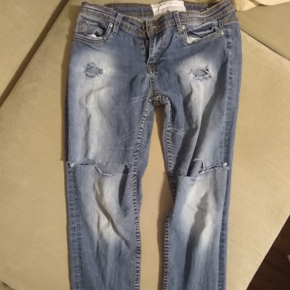 Cropped distressed jeans